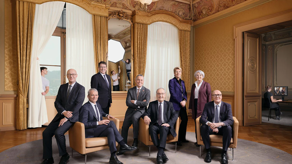 Le Conseil fédéral 2026 in corpore (de gauche à droite):Le chancelier de la Confédération Viktor Rossi, le conseiller fédéral Beat Jans, le conseiller fédéral Albert Rösti, le conseiller fédéral Ignazio Cassis (vice-président), le président de la Confédération Guy Parmelin, la conseillère fédérale Karin Keller-Sutter, la conseillère fédérale Elisabeth Baume-Schneider, le conseiller fédéral Martin Pfister. Photo: Nathan Bugniet, Eileen Fraefel, Samantha Keller et Léo Margueron, étudiants en photographie au Centre d'enseignement professionel de Vevey.