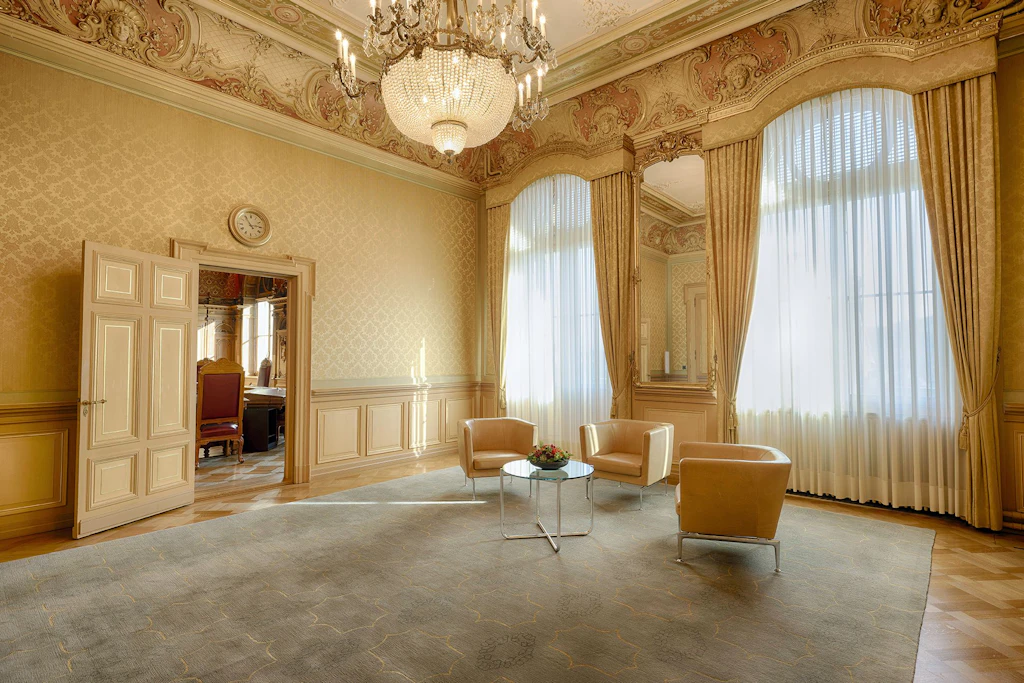 Helles Besprechungszimmer in historischem Altbau mit Sesseln