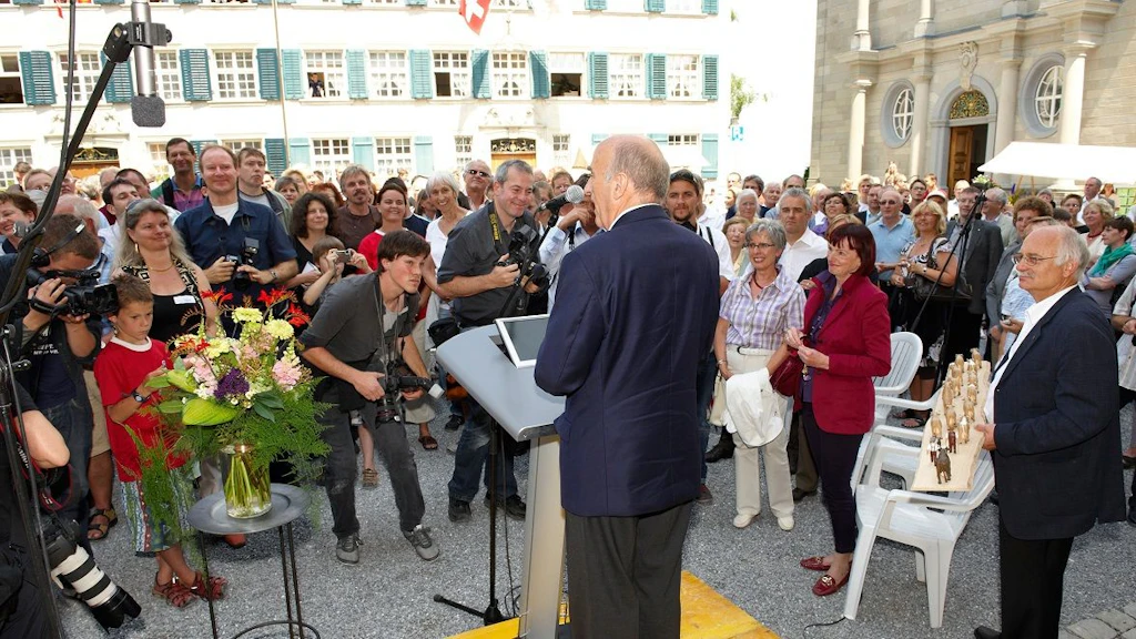 Bundespräsident Hans-Rudolf Merz führt den Bundesrat in die Kantone Appenzell-Innerrhoden und Appenzell-Ausserrhoden. 2. Tag: Treffen mit der Kantonsregierung und der Bevölkerung in Trogen.