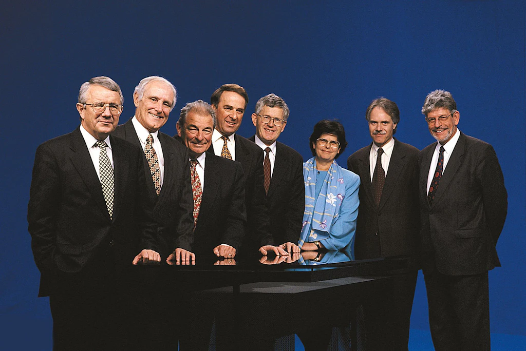 Der Gesamtbundesrat 1997 (von links nach rechts): Bundespräsident Arnold Koller, Bundesrat Flavio Cotti, Bundesrat Jean-Pascal Delamuraz, Bundesrat Adolf Ogi, Bundesrat Kaspar Villiger, Bundesrätin Ruth Dreifuss, Bundesrat Moritz Leuenberger, Bundeskanzler François Couchepin