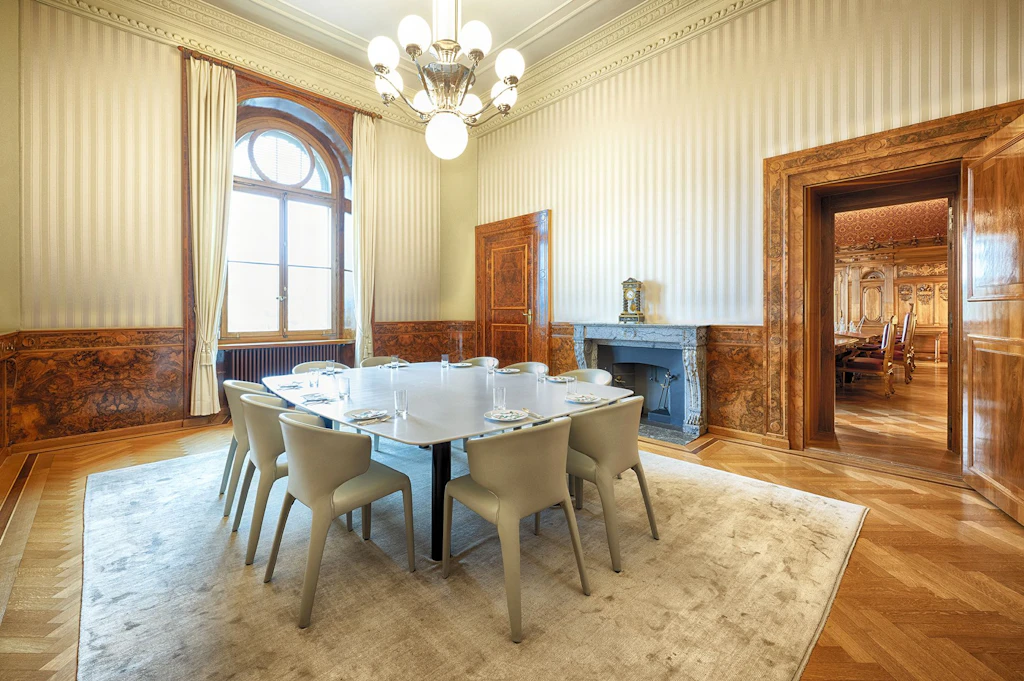 Modernes Besprechungszimmer im historischen Altbau mit Kamin, Stuckdecke und Holztäfelung