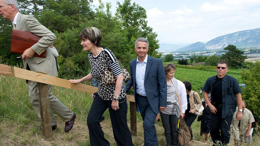Bundespräsidentin Micheline Calmy-Rey führt den Bundesrat in den Kanton Genf. 2. Tag: Der Bundesrat trifft sich auf dem Aussichtspunkt "Le signal de Bernex" mit der Bevölkerung.