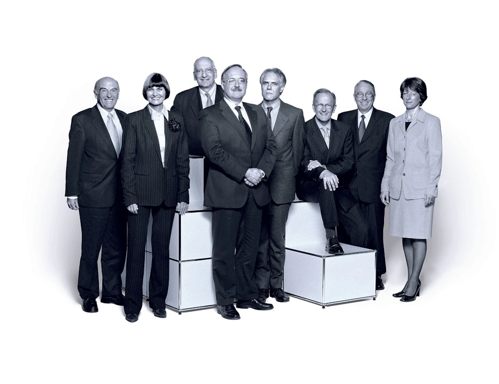 Der Gesamtbundesrat 2005 (von links nach rechts): Bundesrat Hans-Rudolf Merz, Bundesrätin Micheline Calmy-Rey, Bundesrat Pascal Couchepin, Bundespräsident Samuel Schmid, Bundesrat Moritz Leuenberger, Bundesrat Joseph Deiss, Bundesrat Christoph Blocher, Bundeskanzlerin Annemarie Huber-Hotz
