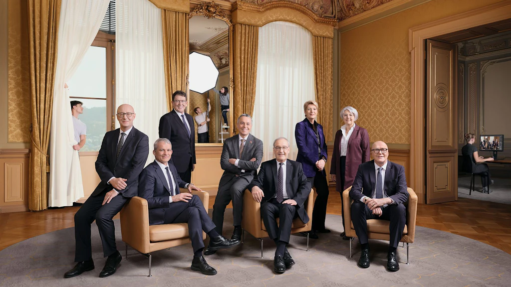 Der Gesamtbundesrat 2026 (von links nach rechts):Bundeskanzler Viktor Rossi, Bundesrat Beat Jans, Bundesrat Albert Rösti, Bundesrat Ignazio Cassis (Vizepräsident), Bundespräsident Guy Parmelin, Bundesrätin Karin Keller-Sutter, Bundesrätin Elisabeth Baume-Schneider, Bundesrat Martin Pfister; Foto: Nathan Bugniet, Eileen Fraefel, Samantha Keller und Léo Margueron – Studierende der Berufsfachschule CEPV in Vevey.