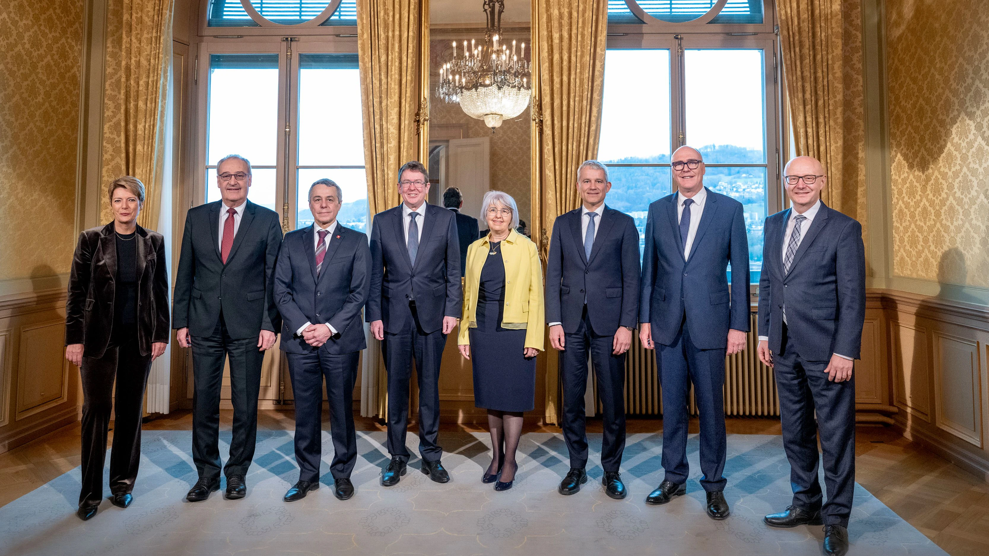 Der gesamte Bundesrat in seiner neuen Zusammensetzung steht im Salon de la Présidence