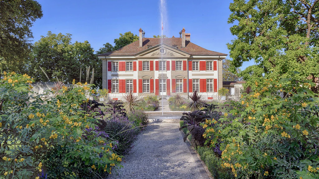 Vorderansicht Landsitz Lohn mit symmetrischem Garten, der auf das Haus zuführt