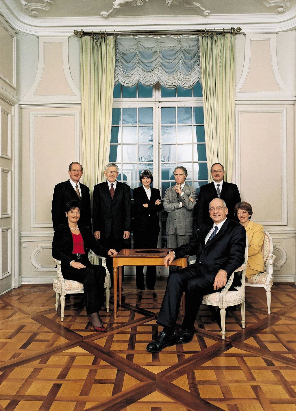 Der Gesamtbundesrat 2003 (von links nach rechts): Bundesrätin Ruth Metzler, Bundesrat Joseph Deiss, Bundesrat Kaspar Villiger, Bundesrätin Micheline Calmy-Rey, Bundesrat Moritz Leuenberger, Bundespräsident Pascal Couchepin, Bundesrat Samuel Schmid, Bundeskanzlerin Annemarie Huber-Hotz