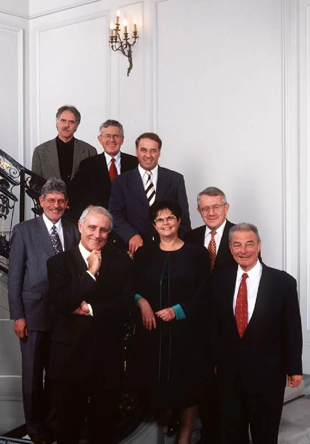Der Gesamtbundesrat 1998 (von rechts nach links, von vorne nach hinten): Bundespräsident Flavio Cotti, Bundesrätin Ruth Dreifuss, Bundesrat Jean-Pascal Delamuraz, Bundeskanzler François Couchepin, Bundesrat Arnold Koller, Bundesrat Adolf Ogi, Bundesrat Kaspar Villiger, Bundesrat Moritz Leuenberger