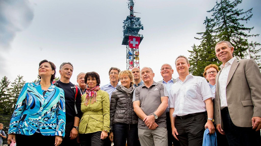 Le Président de la Confédération, Ueli Maurer, invite le Conseil fédéral dans le canton de Zurich. 1ère journée : promenade vers le sommet du Bachtel et rencontre avec la population et le gouvernement zurichois.