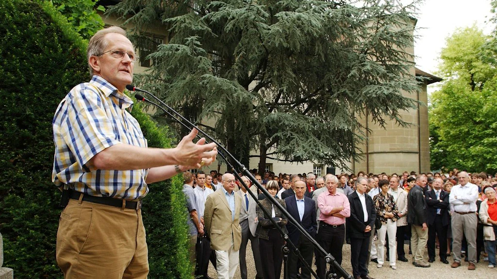 Le Président de la Confédération, Joseph Deiss, invite le Conseil fédéral dans le canton de Fribourg. 1ère journée : rencontre avec les élèves du Collège St. Michel et avec la population. 