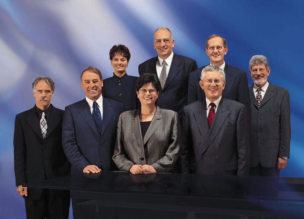 Le Conseil fédéral 1999 in corpore (de gauche à droite): le conseiller fédéral Moritz Leuenberger, le conseiller fédéral Adolf Ogi, la conseillère fédérale Ruth Metzler, la présidente de la Confédération Ruth Dreifuss, le conseiller fédéral Pascal Couchepin, le conseiller fédéral Kaspar Villiger, le conseiller fédéral Joseph Deiss, le chancelier de la Confédération François Couchepin