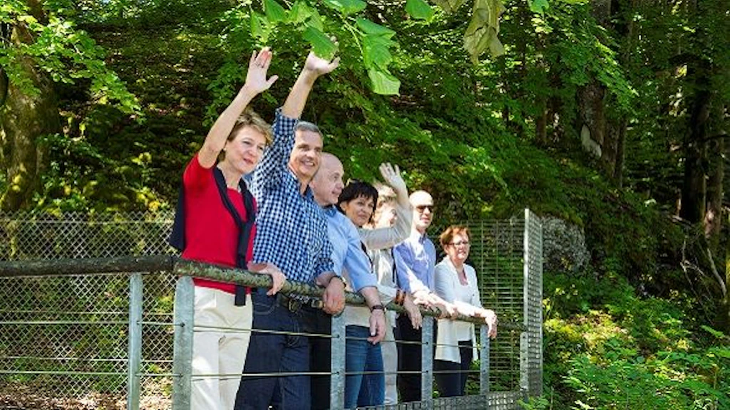 Le Président de la Confédération, Didier Burkhalter, invite le Conseil fédéral dans le canton de Neuchâtel. 1ère journée : promenade le long du Doubs jusqu'au "Saut du Doubs". 