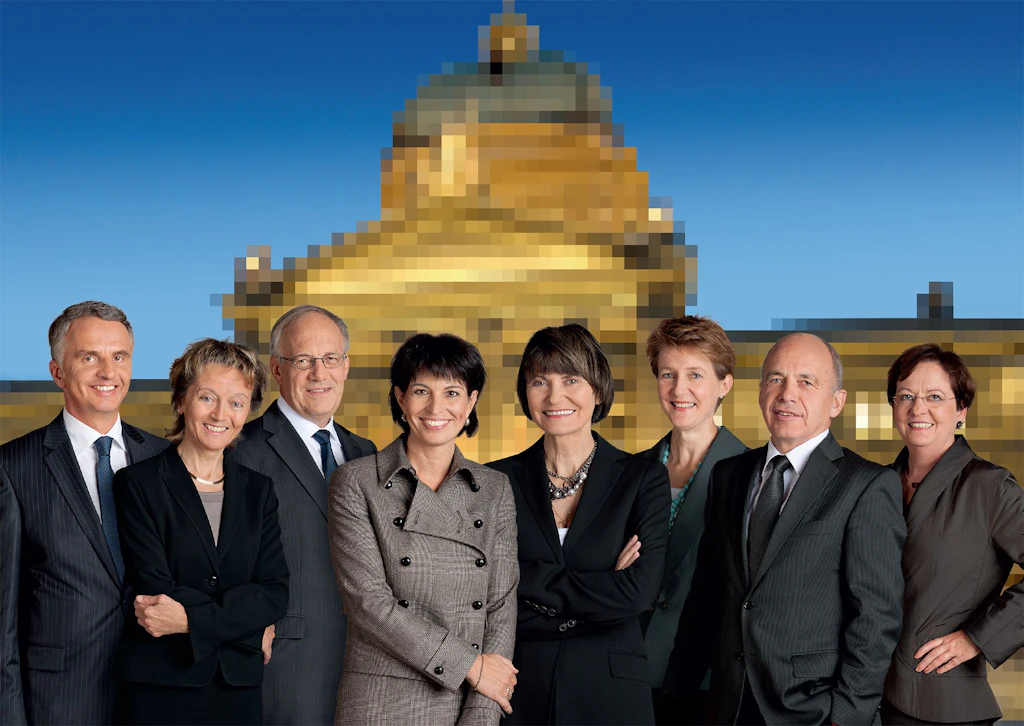 Le Conseil fédéral 2010 in corpore (de gauche à droite): le conseiller fédéral Didier Burkhalter, la conseillère fédérale Eveline Widmer-Schlumpf, le conseiller fédéral Johann N. Schneider-Ammann, la Présidente de la Confédération Doris Leuthard, la conseillère fédérale Micheline Calmy-Rey (vice-présidente), la conseillère fédérale Simonetta Sommaruga, le conseiller fédéral Ueli Maurer, la chancelière de la Confédération Corina Casanova