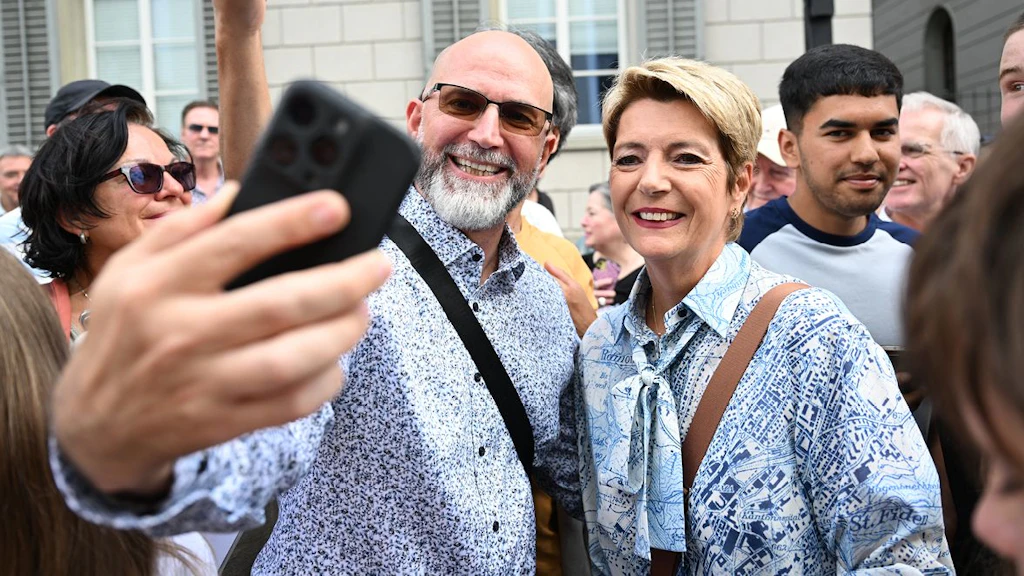 La présidente de la Confédération Karin Keller-Sutter emmène le Conseil fédéral dans le canton de Saint-Gall. 2e jour : rencontre avec la population sur le parvis de l’abbaye de Saint-Gall