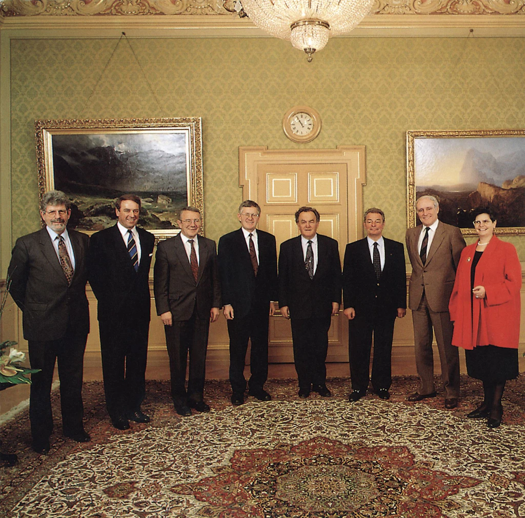 Le Conseil fédéral 1994 in corpore (de gauche à droite): le chancelier de la Confédération François Couchepin, le conseiller fédéral Adolf Ogi, le conseiller fédéral Arnold Koller, le conseiller fédéral Kaspar Villiger, le président de la Confédération Otto Stich, le conseiller fédéral Jean-Pascal Delamuraz,le conseiller fédéral Flavio Cotti, la conseillère fédérale Ruth Dreifuss
