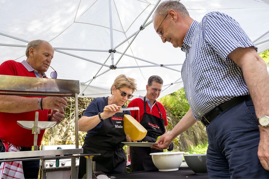 La présidente de la Confédération Viola Amherd emmène le Conseil fédéral en Valais - 2e jour : raclette à la fin de l’excursion, Bitschji au-dessus de Naters 