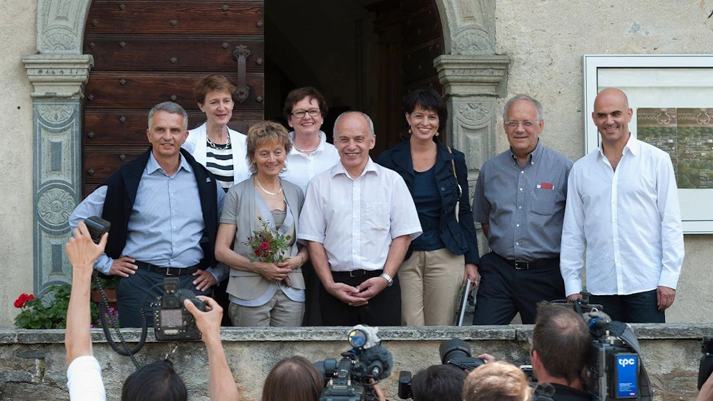 La Présidente de la Confédération, Eveline Widmer-Schlumpf, invite le Conseil fédéral dans le canton des Grisons. 1ère journée : visite du musée de la vallée "Ciäsa Granda" (grande maison) à Stampa .