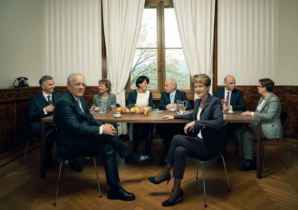 Le Conseil fédéral in corpore (de gauche à droite): Le conseiller fédéral Didier Burkhalter, le conseiller fédéral Johann N. Schneider-Ammann (vice-président), la conseillère fédérale Eveline Widmer-Schlumpf, la conseillère fédérale Doris Leuthard, le conseiller fédéral Ueli Maurer, la Présidente de la Confédération Simonetta Sommaruga, le conseiller fédéral Alain Berset, la chancelière de la Confédération Corina Casanova