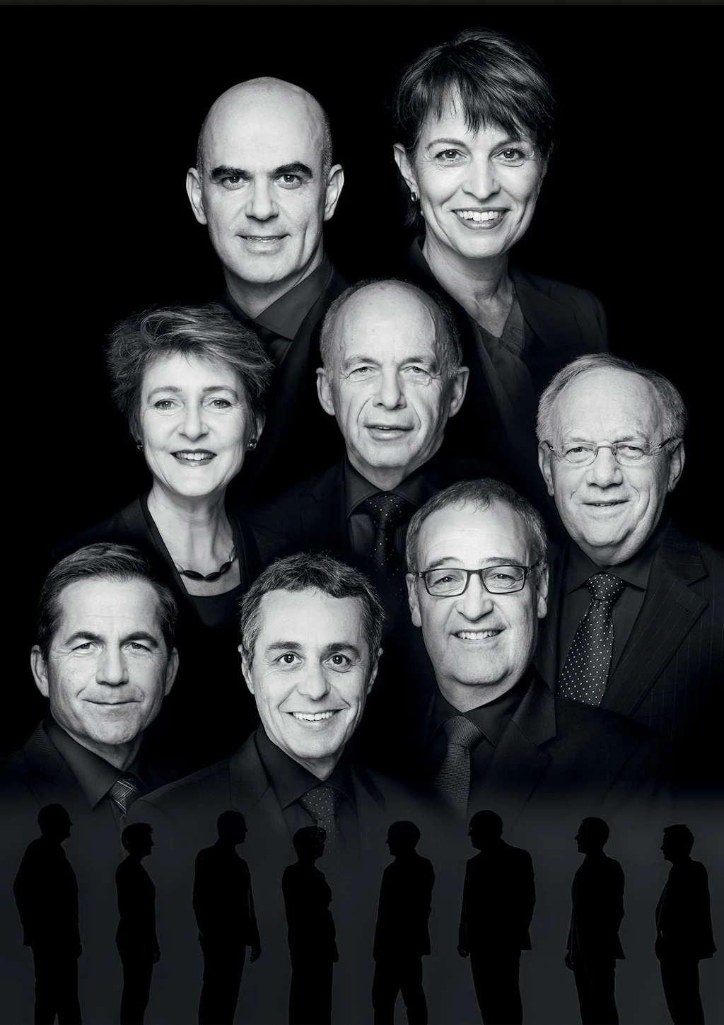 Il Consiglio federale in corpore 2017 (da destra a sinistra, partendo dall'alto): la presidente della Confederazione Doris Leuthard, il consigliere federale Alain Berset (vicepresidente), il consigliere federale Ueli Maurer, il consigliere federale Ignazio Cassis, la consigliera federale Simonetta Sommaruga; il consigliere federale Johann N. Schneider-Ammann, il consigliere federale Guy Parmelin, il cancelliere della Confederazione Walter Thurnherr