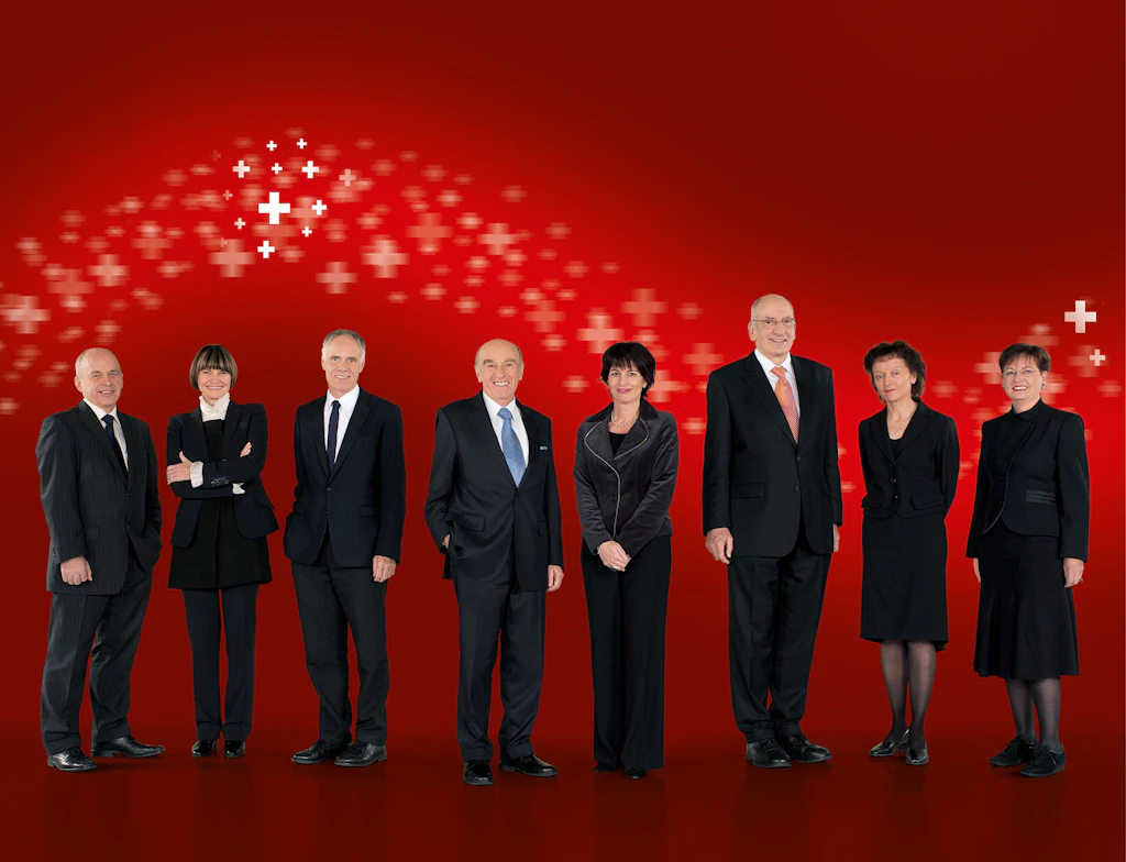 Il Consiglio federale in corpore (da sinistra): il consigliere federale Ueli Maurer, la consigliera federale Micheline Calmy-Rey, il consigliere federale Moritz Leuenberger, il presidente della Confederazione Hans-Rudolf Merz, la consigliera federale Doris Leuthard (vicepresidente), il consigliere federale Pascal Couchepin, la consigliera federale Eveline Widmer-Schlumpf, la cancelliera della Confederazione Corina Casanova