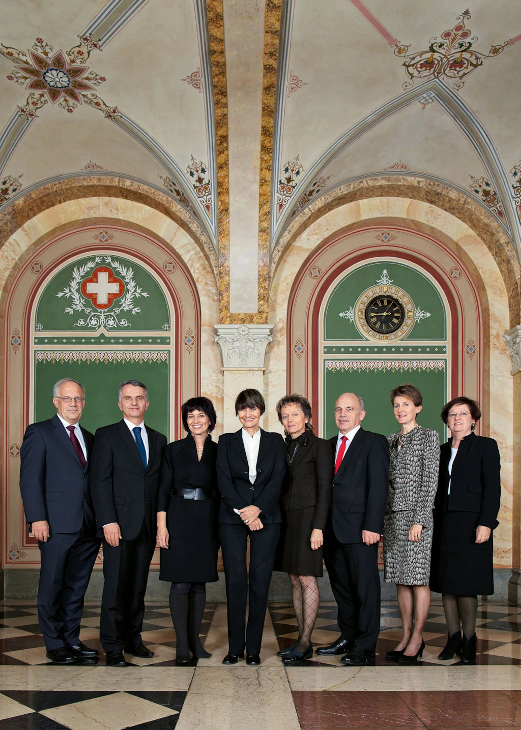 Il Consiglio federale in corpore (da sinistra): il consigliere federale Johann N. Schneider-Ammann, il consigliere federale Didier Burkhalter, la consigliera federale Doris Leuthard, la presidente della Confederazione Micheline Calmy-Rey, la consigliera federale Eveline Widmer-Schlumpf (vicepresidente), il consigliere federale Ueli Maurer, la consigliera federale Simonetta Sommaruga, la cancelliera della Confederazione Corina Casanova
