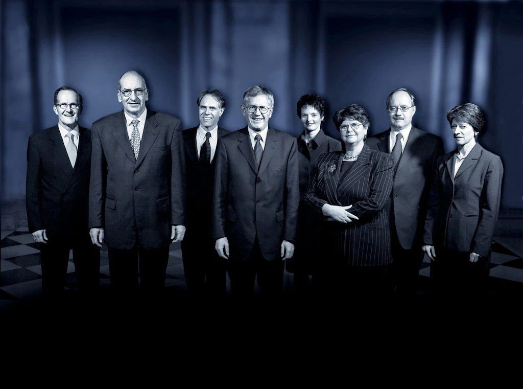 Il Consiglio federale in corpore (da sinistra): il consigliere federale Joseph Deiss, il consigliere federale Pascal Couchepin, il consigliere federale Moritz Leuenberger, il presidente della Confederazione Kaspar Villiger, la consigliera federale Ruth Metzler, la consigliera federale Ruth Dreifuss, il consigliere federale Samuel Schmid, la cancelliera della Confederazione Annemarie Huber-Hotz