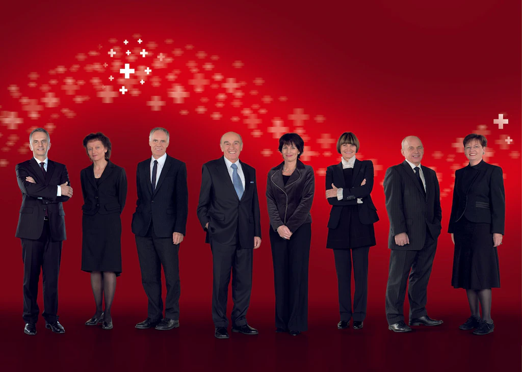 Il Consiglio federale in corpore (da sinistra): il consigliere federale Didier Burkhalter, la consigliera federale Eveline Widmer-Schlumpf, il consigliere federale Moritz Leuenberger, il presidente della Confederazione Hans-Rudolf Merz, la consigliera federale Doris Leuthard (vicepresidente), la consigliera federale Micheline Calmy-Rey, il consigliere federale Ueli Maurer, la cancelliera della Confederazione Corina Casanova