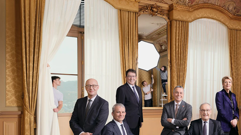 Il Consiglio federale 2026 in corpore (da sinistra):Il cancelliere della Confederazione Viktor Rossi, il consigliere federale Beat Jans, il consigliere federale Albert Rösti, il consigliere federale Ignazio Cassis (vicepresidente), il presidente della Confederazione Guy Parmelin, la consigliera federale Karin Keller-Sutter, la consigliera federale Elisabeth Baume-Schneider, il consigliere federale Martin Pfister. Foto: Nathan Bugniet, Eileen Fraefel, Samantha Keller e Léo Margueron – studenti di fotografia del Centre d'enseignement professionel di Vevey.