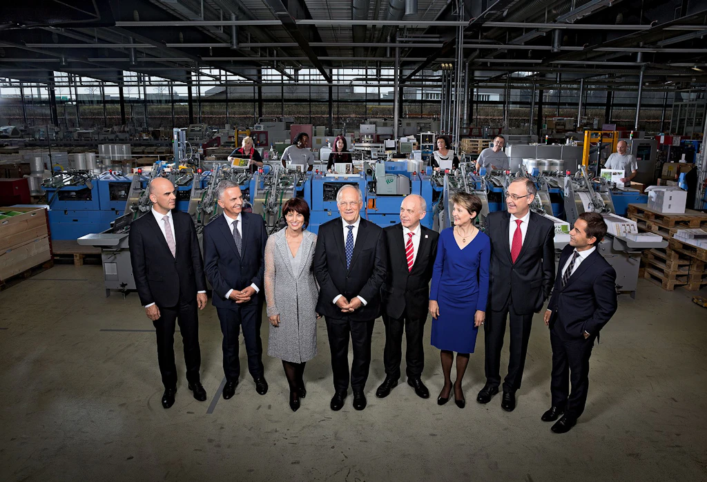Il Connsiglio federale in corpore (da sinistra): il consigliere federale Alain Berset, il consigliere federale Didier Burkhalter, la consigliera federale Doris Leuthard (vicepresidente), il presidente della Confederazione Johann N. Schneider-Ammann, il consigliere federale Ueli Maurer, la consigliera federale Simonetta Sommaruga, il consigliere federale Guy Parmelin, il cancelliere della Confederazione Walter Thurnherr