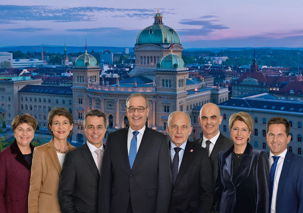Il Consiglio federale 2021 in corpore (da sinistra): la consigliera federale Viola Amherd, la consigliera federale Simonetta Sommaruga, il consigliere federale Ignazio Cassis (vicepresidente), il presidente della Confederazione Guy Parmelin, il consigliere federale Ueli Maurer, il consigliere federale Alain Berset, la consigliera federale Karin Keller-Sutter, il cancelliere della Confederazione Walter Thurnherr. Foto: Markus Jegerlehner
