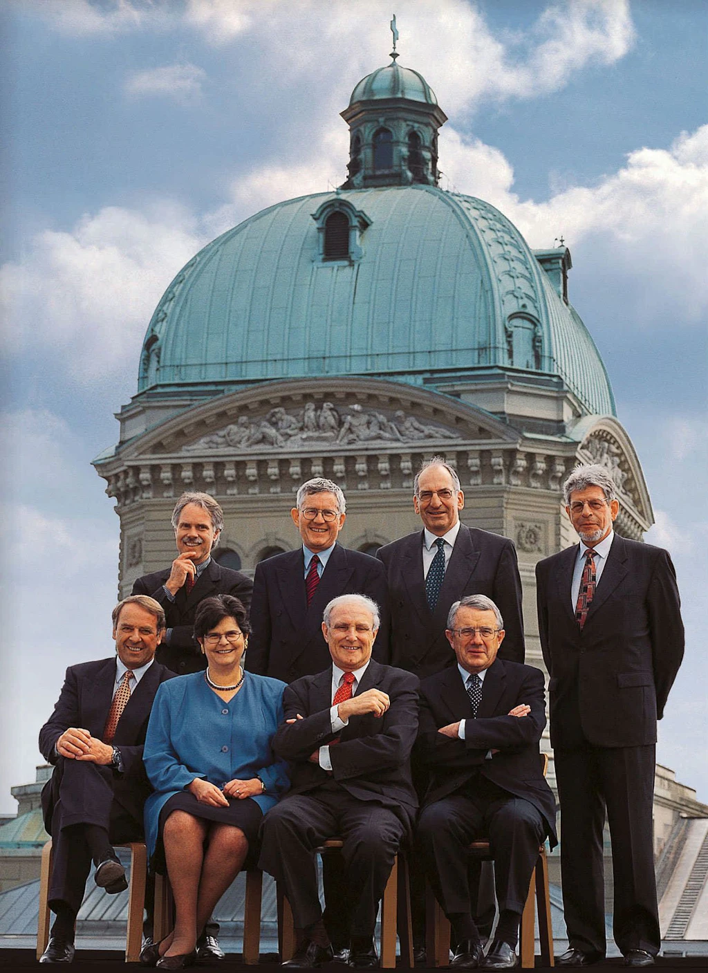 Il Consiglio federale in corpore (da sinistra): il consigliere federale Adolf Ogi, il consigliere federale Moritz Leuenberger, la consigliera federale Ruth Dreifuss, il consigliere federale Kaspar Villiger, il presidente della Confederazione Flavio Cotti, il consigliere federale Pascal Couchepin, il consigliere federale Arnold Koller, il cancelliere della Confederazione François Couchepin