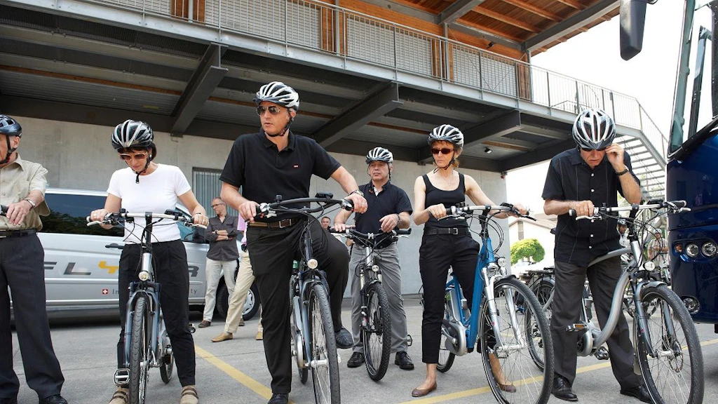 La Presidente della Confederazione Doris Leuthard accompagna il Consiglio federale in visita nel Canton Argovia. 2° giorno: gita in bicicletta elettrica lungo la Reuss.