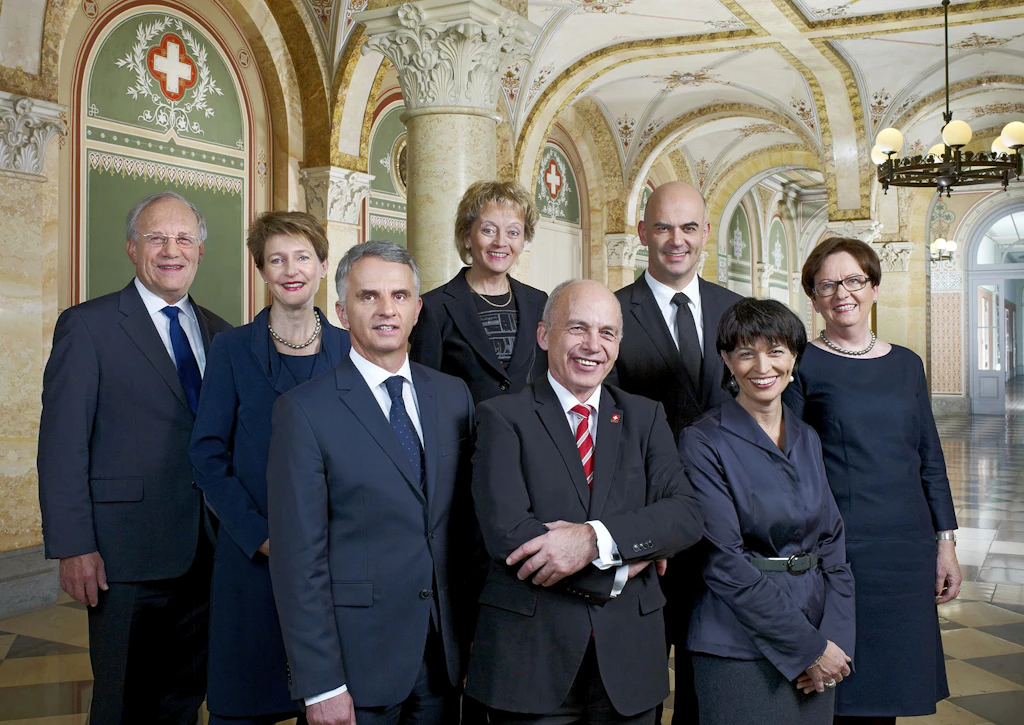 Il Consiglio federale in corpore (da sinistra): il consigliere federale Johann N. Schneider-Ammann, la consigliera federale Simonetta Sommaruga, il consigliere federale Didier Burkhalter (vicepresidente , la consigliera federale Eveline Widmer-Schlumpf, il presidente della Confederazione Ueli Maurer, il consigliere federale Alain Berset, la consigliera federale Doris Leuthard, la cancelliera della Confederazione Corina Casanova