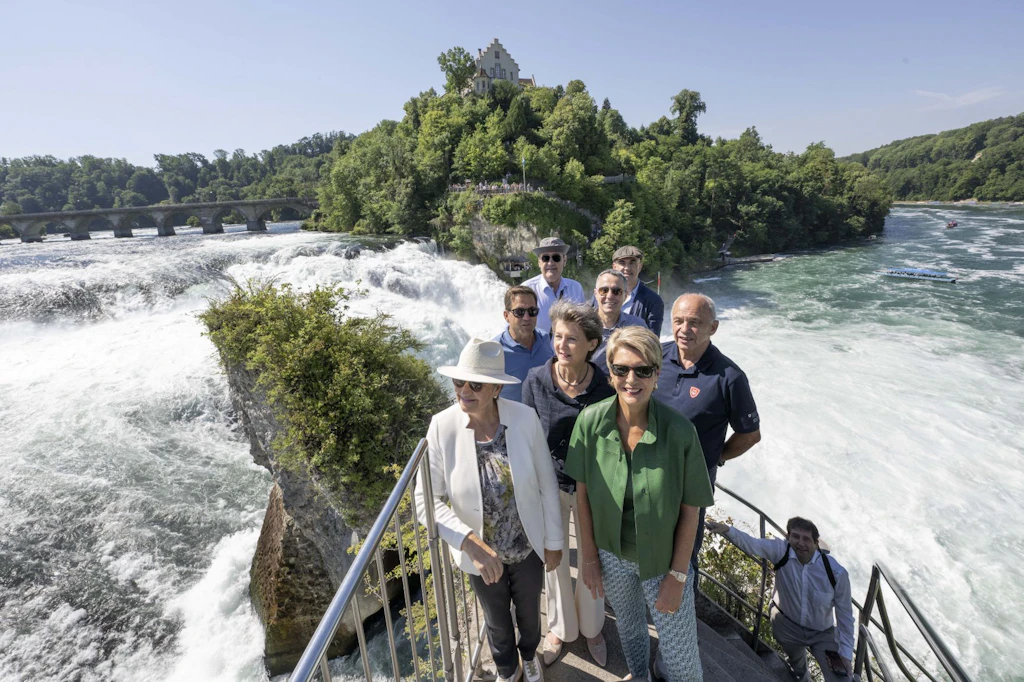 Il presidente della Confederazione Ignazio Cassis guida il Consiglio federale attraversa la Svizzera da Nord a Sud. 1° giorno: canton Sciaffusa, cascate del Reno.
