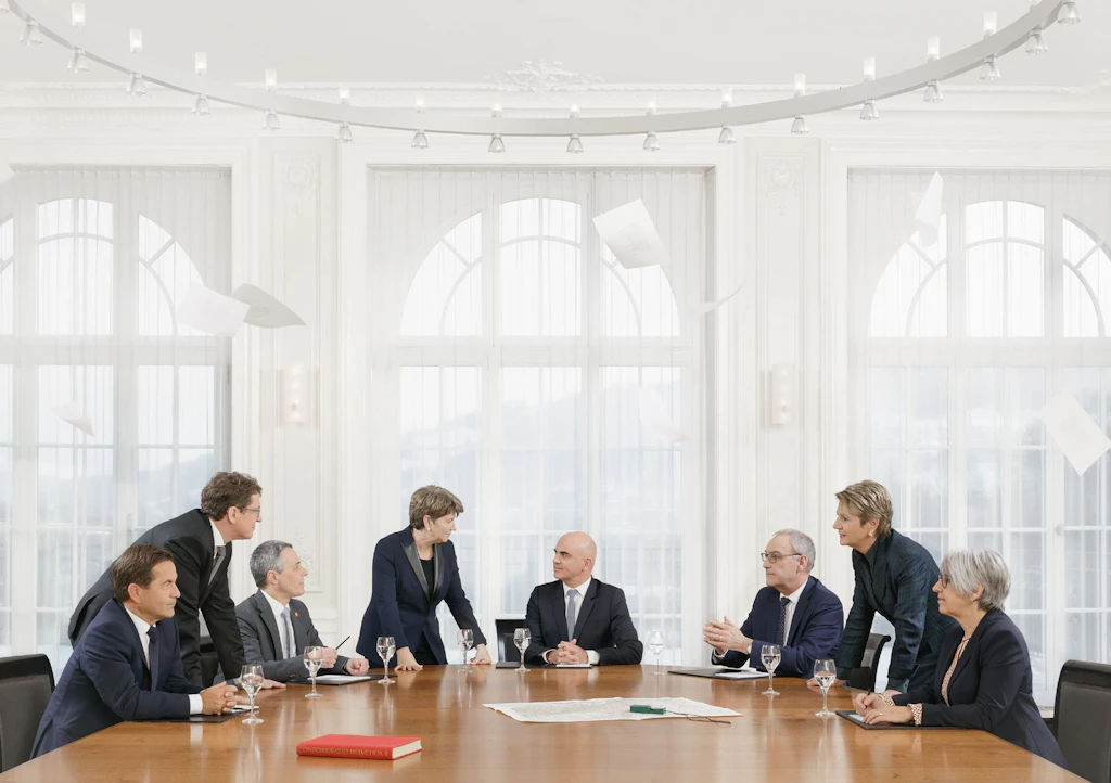 Il Consiglio federale 2023 in corpore (da sinistra): il cancelliere della Confederazione Walter Thurnherr, il consigliere federale Albert Rösti, il consigliere federale Ignazio Cassis, la consigliera federale Viola Amherd (vicepresidente), il presidente della Confederazione Alain Berset, il consigliere federale Guy Parmelin, la consigliera federale Karin Keller-Sutter, la consigliera federale Elisabeth Baume-Schneider. Foto: Matthieu Gafsou