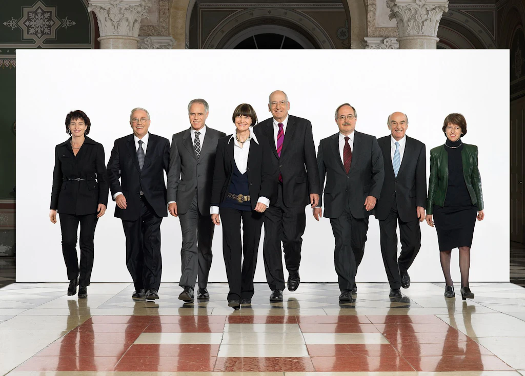 Il Consiglio federale in corpore (da sinistra): la consigliera federale Doris Leuthard, il consigliere federale Christoph Blocher, il consigliere federale Moritz Leuenberger, la presidente della Confederazione Micheline Calmy-Rey, il consigliere federale Pascal Couchepin (vicepresidente), il consigliere federale Samuel Schmid, il consigliere federale Hans-Rudolf Merz, la cancelliera della Confederazione Annemarie Huber-Hotz