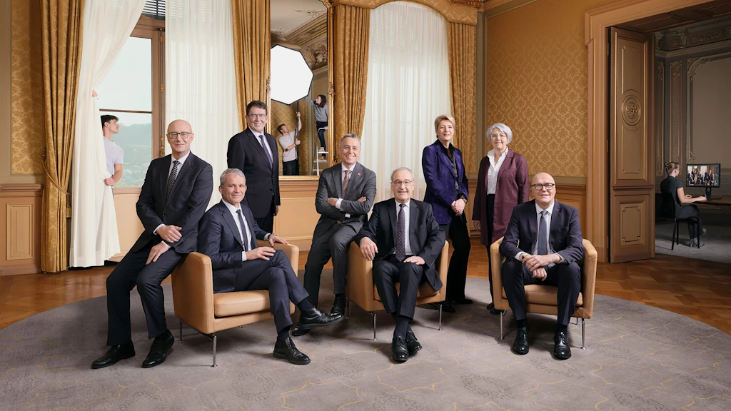Il Cussegl federal 2026 in corpore (da sanestra a dretga):Il chancelier federal Viktor Rossi, il cusseglier federal Beat Jans, il cusseglier federal Albert Rösti, il cusseglier federal Ignazio Cassis (vicepresident), il president da la Confederaziun Guy Parmelin, la cussegliera federala Karin Keller-Sutter, la cussegliera federala Elisabeth Baume-Schneider, il cusseglier federal Martin Pfister. Foto: Nathan Bugniet, Eileen Fraefel, Samantha Keller e Léo Margueron – studentas e students da la scola professiunala spezialisada CEPV a Vevey.