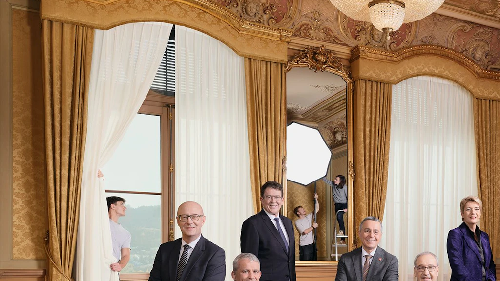 Il Cussegl federal 2026 in corpore (da sanestra a dretga):Il chancelier federal Viktor Rossi, il cusseglier federal Beat Jans, il cusseglier federal Albert Rösti, il cusseglier federal Ignazio Cassis (vicepresident), il president da la Confederaziun Guy Parmelin, la cussegliera federala Karin Keller-Sutter, la cussegliera federala Elisabeth Baume-Schneider, il cusseglier federal Martin Pfister. Foto: Nathan Bugniet, Eileen Fraefel, Samantha Keller e Léo Margueron – studentas e students da la scola professiunala spezialisada CEPV a Vevey.